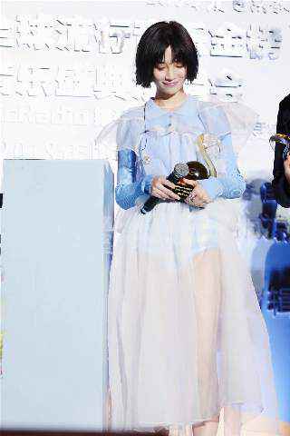 苏诗丁喜获“最受推荐专辑”荣誉 现场献唱《无缘有故》