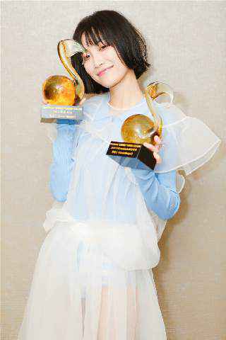 苏诗丁喜获“最受推荐专辑”荣誉 现场献唱《无缘有故》