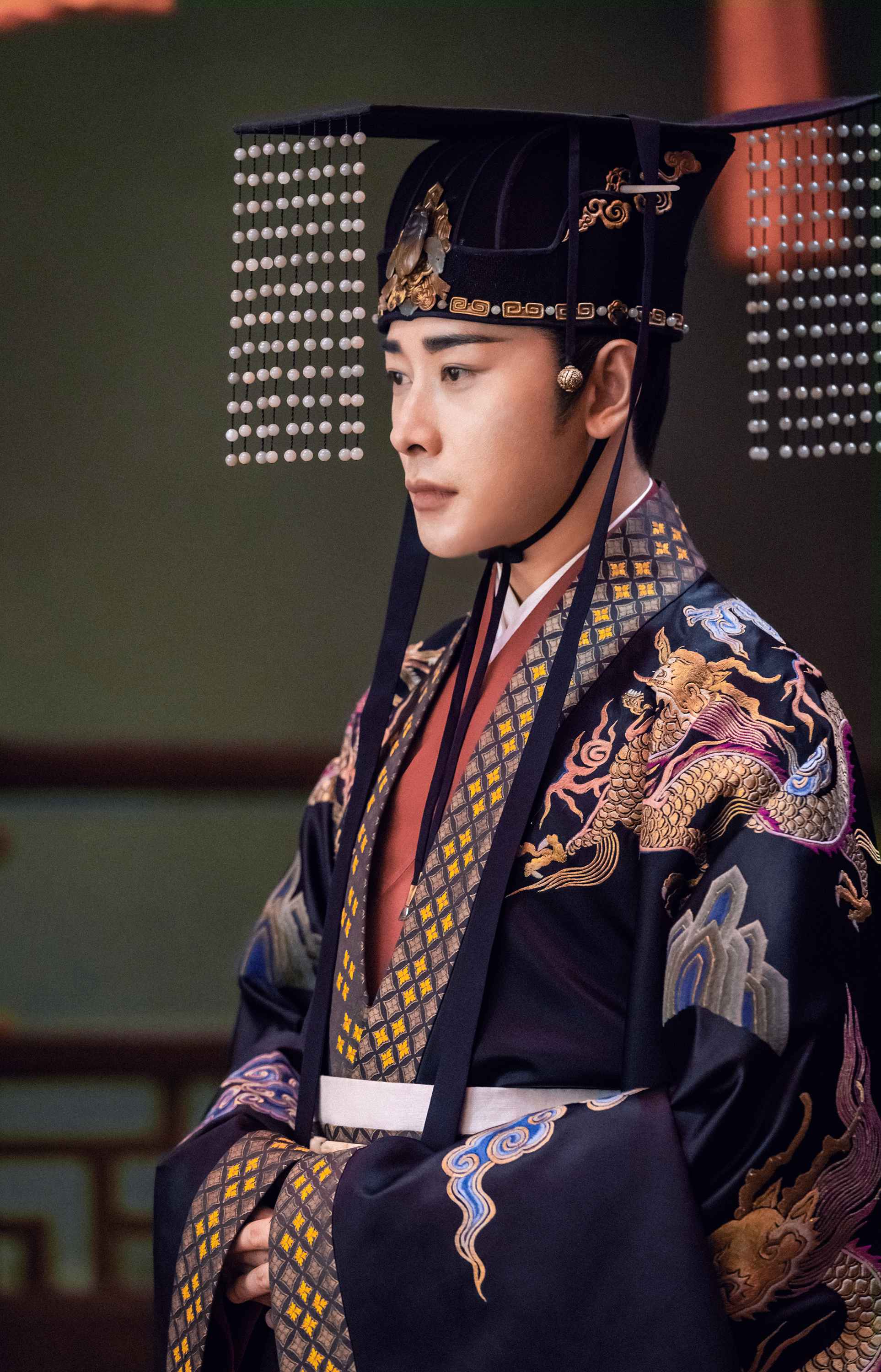 《鹤唳华亭》萧定权大婚 李一桐追剧