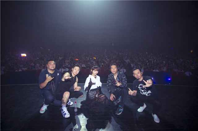 金玟岐北京演唱会完美落幕 与好友合唱《岁月神偷》感动满满