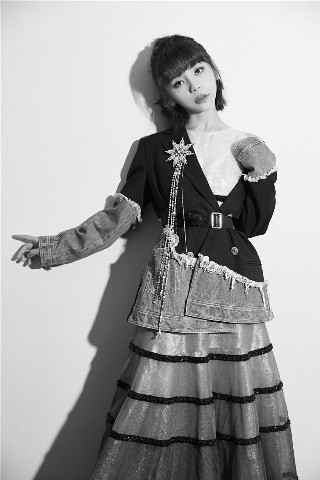 金玟岐北京演唱会完美落幕 与好友合唱《岁月神偷》感动满满