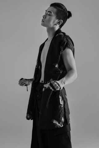 满舒克宣传照曝光，黑白武士尽显男性魅力