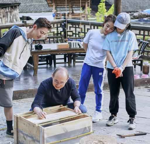 获潘石屹赠木话筒 何炅笑称感觉艺术生命会很长久