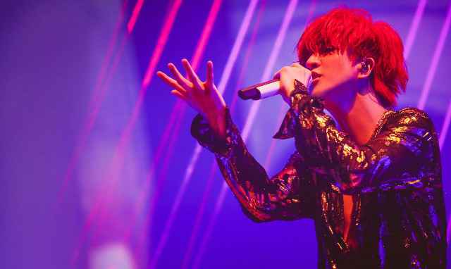 薛之谦巡演登陆深圳 歌迷热情点燃全场