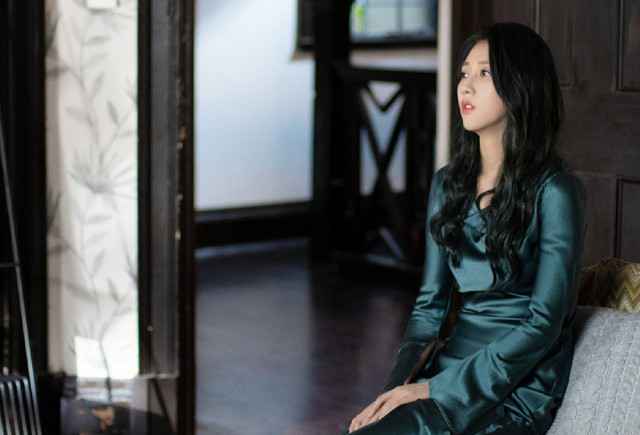 弦子献唱由其参演电视剧《怪你过分美丽》插曲《指尖沙漠》