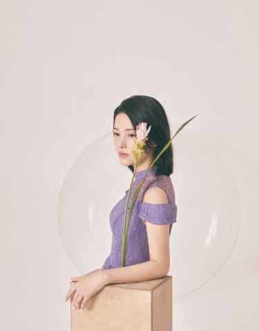 杨子姗登杂志三月刊封面 不疾不徐展现内心世界