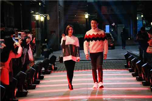 佟大为袁姗姗挽手走红毯 学生起哄：最般配CP