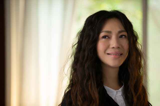 心灵系歌后万芳暖唱新歌《阿峰今天没有来》， 6月12日即将解“峰”泪点