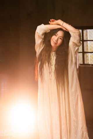 心灵系歌后万芳暖唱新歌《阿峰今天没有来》， 6月12日即将解“峰”泪点