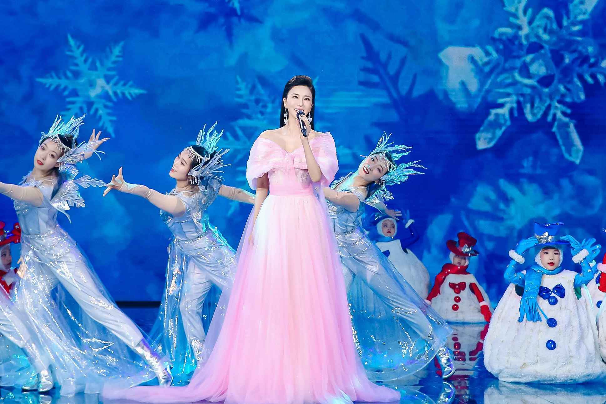 央视国庆晚会阵容媲美春晚 歌唱家伊丽媛成晚会最大看点