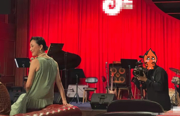 周迅酒吧热舞被偶遇 穿无袖长裙罕化浓妆