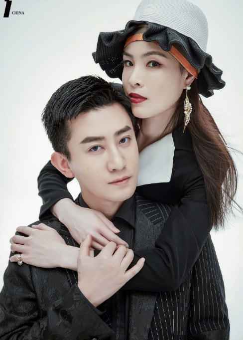 吴敏霞怀二胎5个月与老公录节目 四肢纤细状态超好