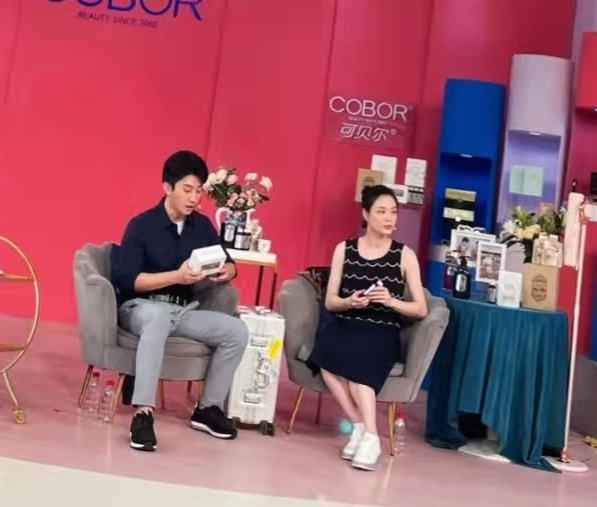 吴敏霞怀二胎5个月与老公录节目 四肢纤细状态超好