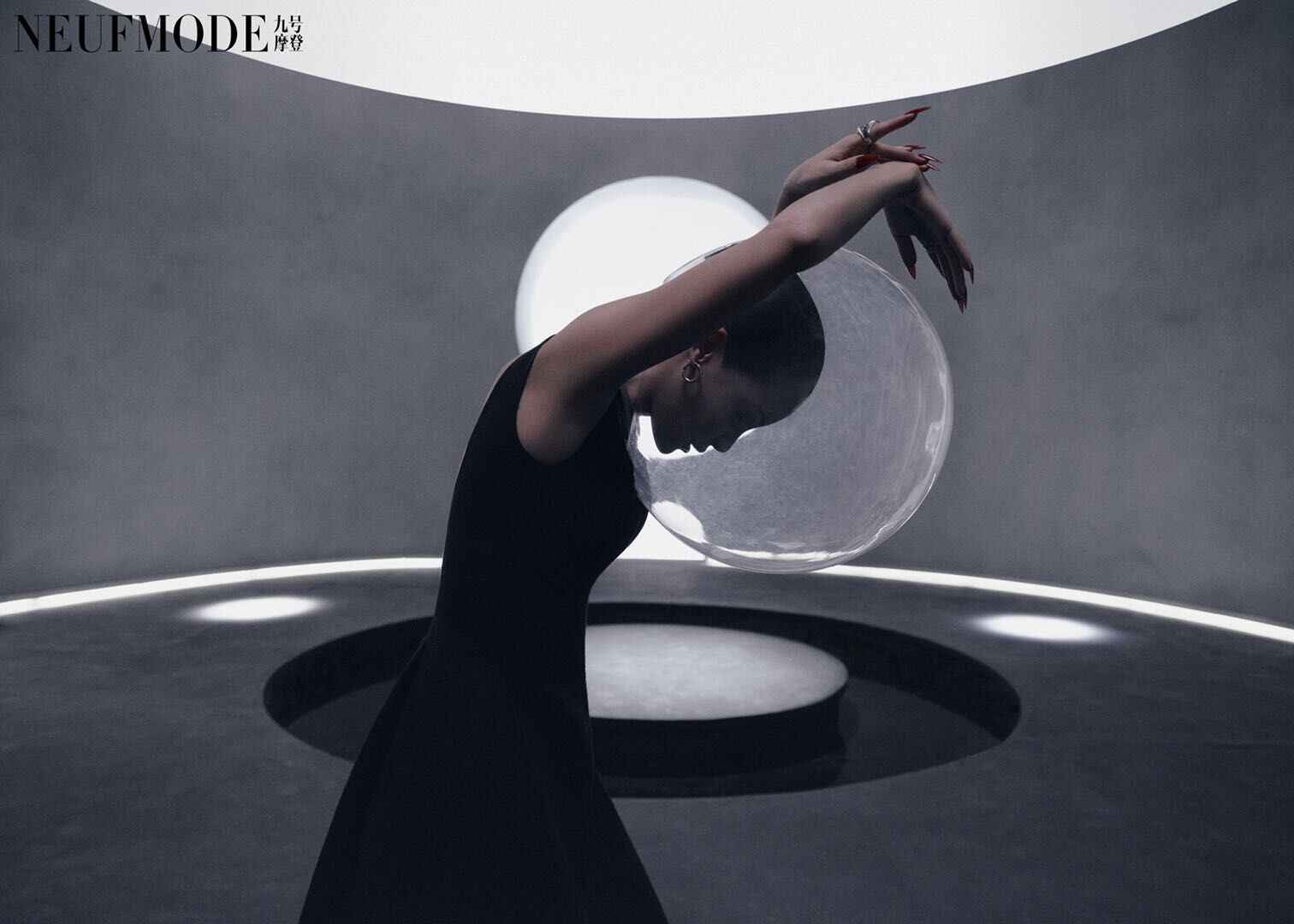 太会拍了！辛芷蕾杂志封面风格百变氛围拉满