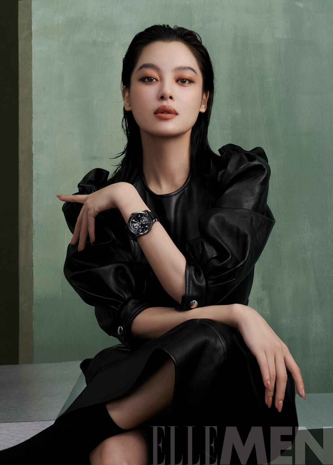 太会拍了！辛芷蕾杂志封面风格百变氛围拉满