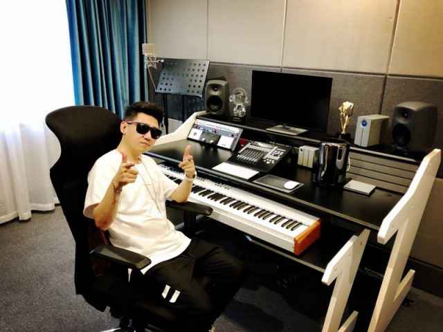 王绎龙开办电音培训机构 生日获赠马莎拉蒂超跑