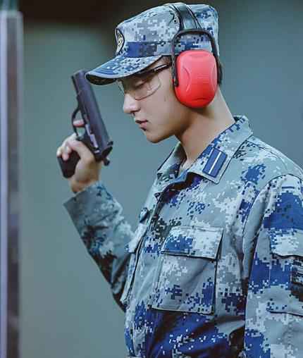 黄子韬帅气射击被赞专业 直抒军人情怀