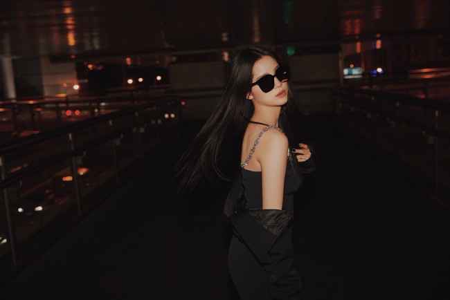 欧阳娜娜街头拍氛围感大片 穿黑裙秀香肩性感十足