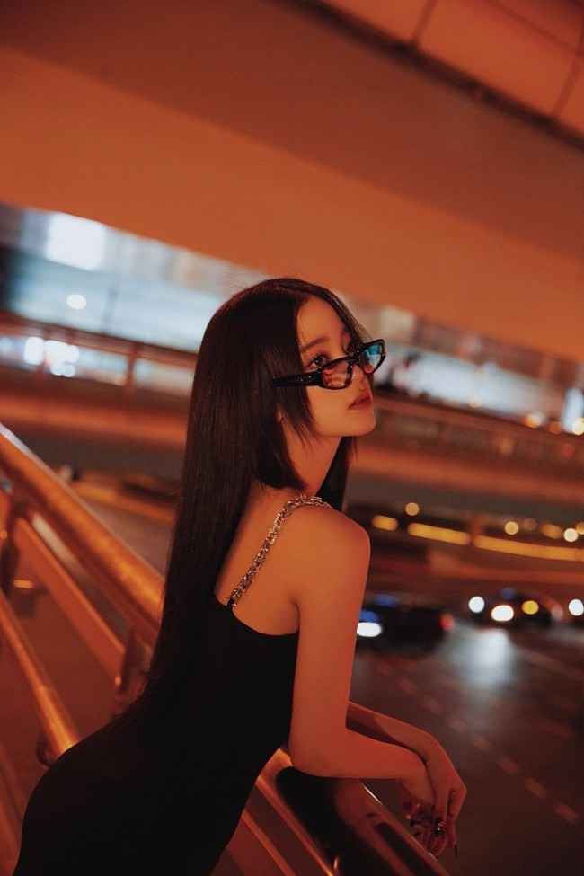 欧阳娜娜街头拍氛围感大片 穿黑裙秀香肩性感十足