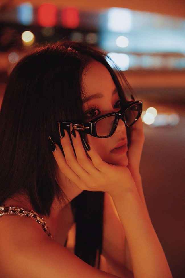 欧阳娜娜街头拍氛围感大片 穿黑裙秀香肩性感十足