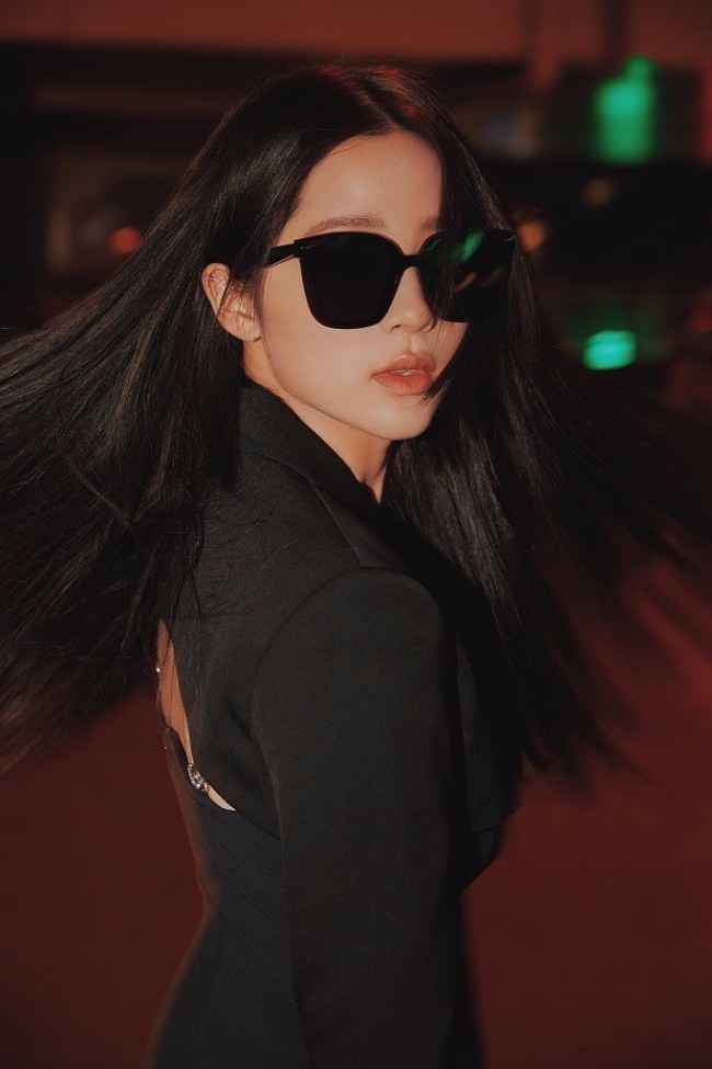 欧阳娜娜街头拍氛围感大片 穿黑裙秀香肩性感十足