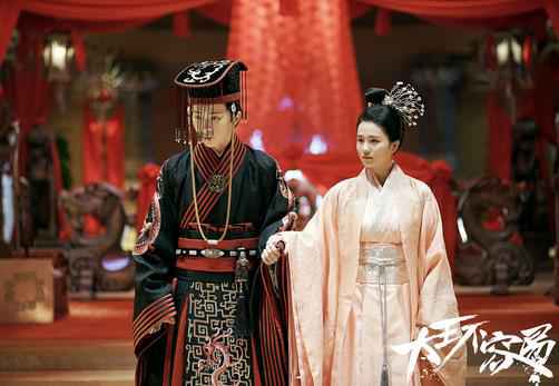 《大王不容易》张逸杰白鹿荧屏初吻 “机洗”夫妇洞房花烛