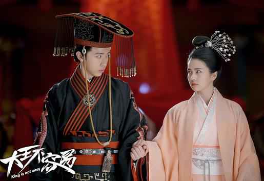 《大王不容易》张逸杰白鹿荧屏初吻 “机洗”夫妇洞房花烛