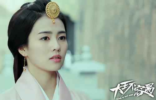 《大王不容易》张逸杰白鹿荧屏初吻 “机洗”夫妇洞房花烛