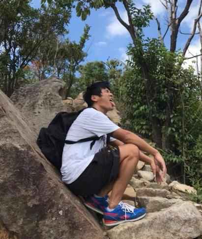 吴速玲躺石头上大秀曲线 曹格皱眉吐舌表情搞怪