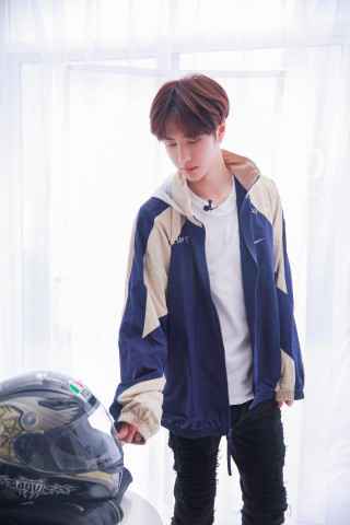 王一博Vlog高冷boy遇上摩托秒变话痨 滔滔不绝太可爱辽