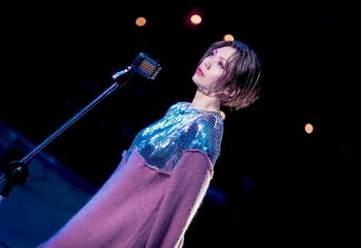 陈洁仪新单《月弯弯》上线 金曲导演操刀MV打造专属live