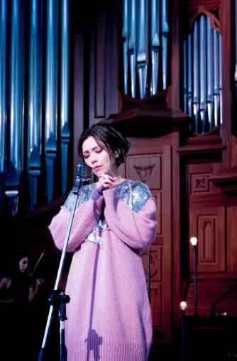 陈洁仪新单《月弯弯》上线 金曲导演操刀MV打造专属live