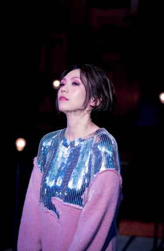 陈洁仪新单《月弯弯》上线 金曲导演操刀MV打造专属live