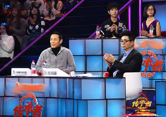 侯佩岑赞陈道明是“男神” 范明戴头盔训鹰