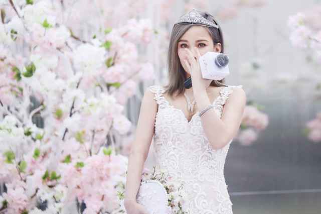 温岚签约诚利千代 董事长梁宗豪送上“钻石皇冠”