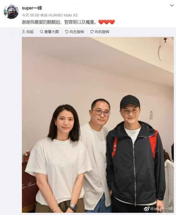 张智霖夫妇送包为好友庆生