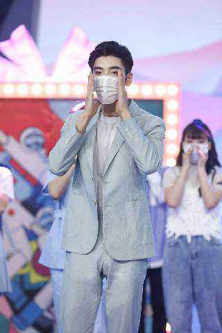 王子异暖心献唱“相信未来” 快本致敬防疫英雄