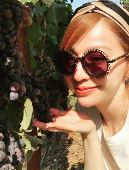 王心凌葡萄架下沐浴阳光 笑容甜美享度假悠闲时光