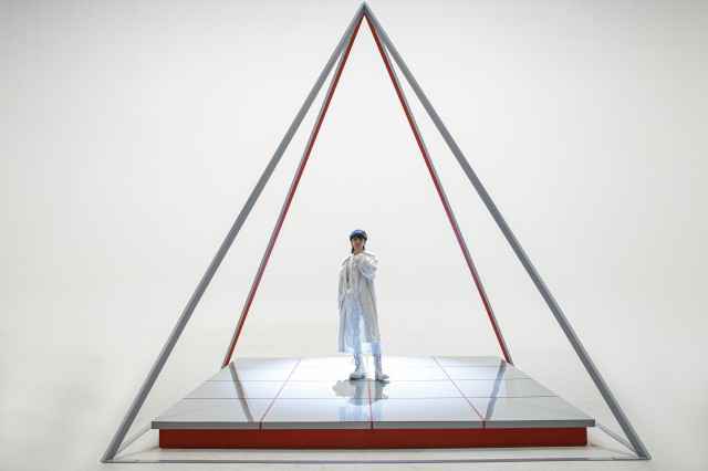 华晨宇热血演绎终极主打单曲《斗牛》 唤醒良善打造奇幻“空中斗牛场”