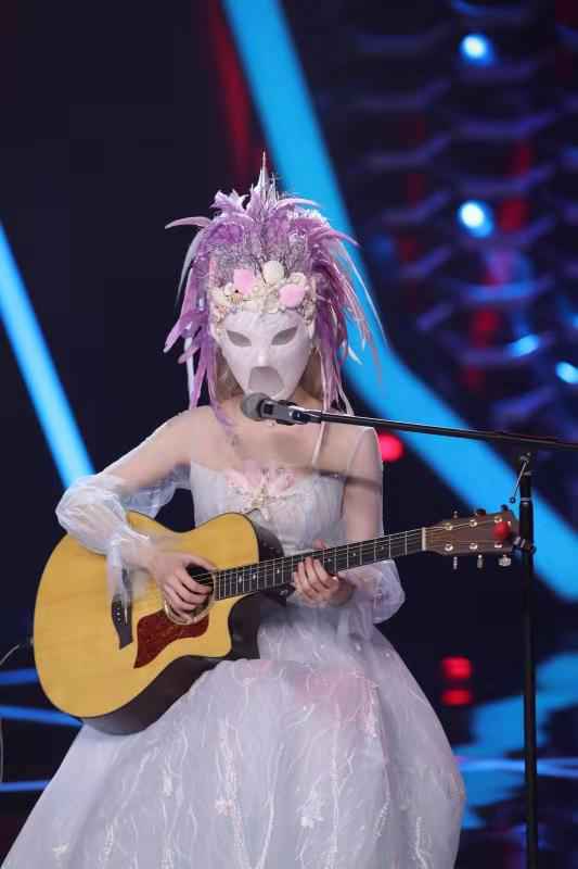 蒙面唱将 莫辨雌雄 “人鱼公主”竟是男人嗓 “宫廷美声”不是女儿身?