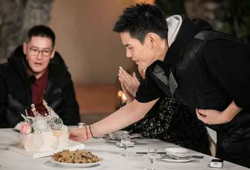 向佐《最美的时光》变身厨霸为向太做蛋糕 忆童年往事落泪