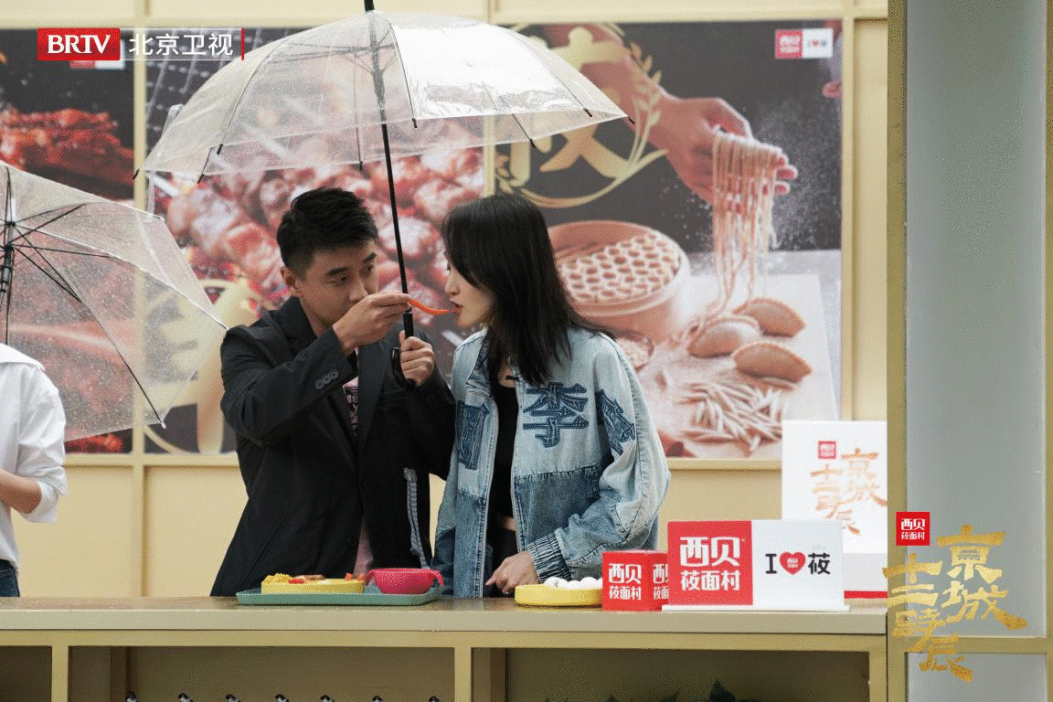 北京卫视《京城十二时辰》丨王皓闫博雅初尝北京“重口味”小吃 邹市明冉莹颖回顾东四潮流记忆