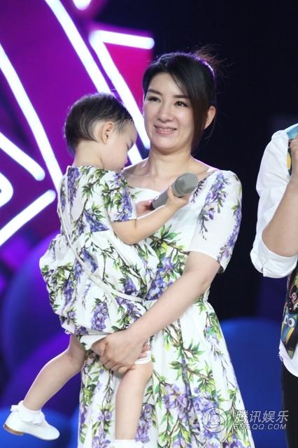 黄奕携女现身分享育儿经:常陪女儿看动画