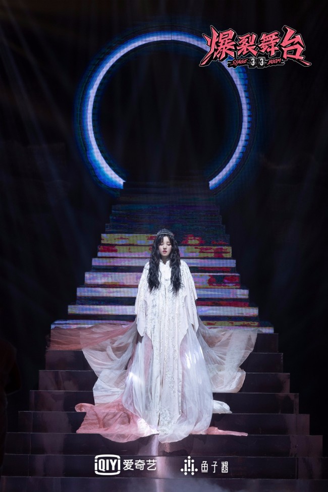 《爆裂舞台》安崎光脚呈现异域风情舞台