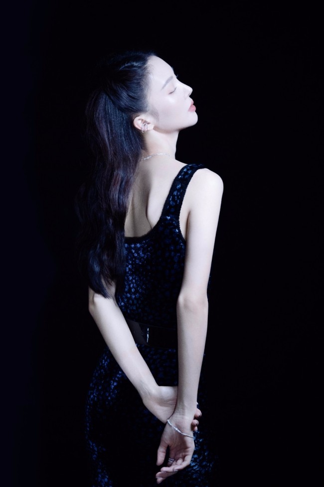 金晨穿丝绒吊带裙露光滑美背 身材完美