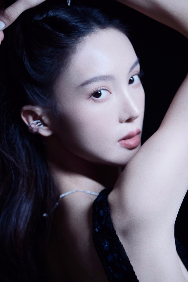 金晨穿丝绒吊带裙露光滑美背 身材完美