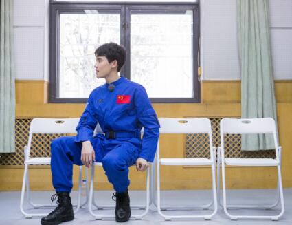 阿里文娱酷漾娱乐高颜值学霸陈锴杰登陆《挑战吧!太空》,大长腿培训官林琳奇气场全开