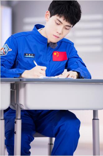 阿里文娱酷漾娱乐高颜值学霸陈锴杰登陆《挑战吧!太空》,大长腿培训官林琳奇气场全开