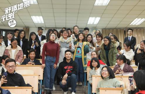 任重生日会实力宠粉 方言版《宛平城下》爆笑不断