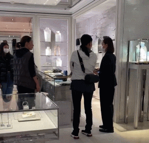 那英伦敦带女儿逛街被偶遇 网友曝其态度有点凶